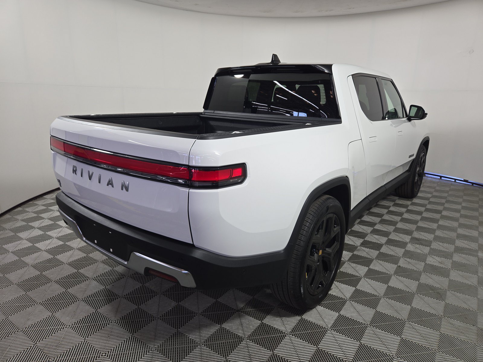 Used 2025 Rivian R1T Adventure AWD/4WD image 5