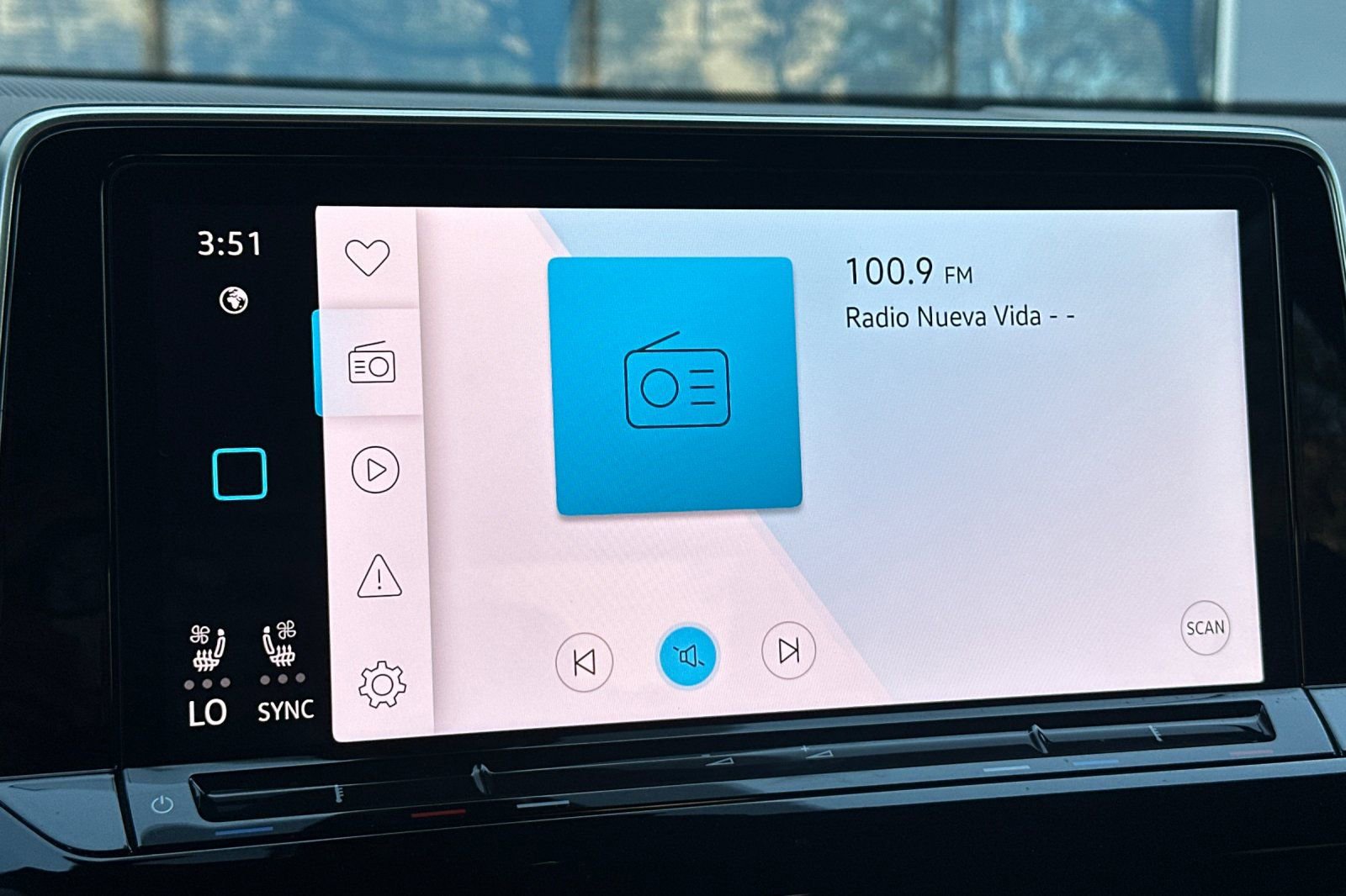 Used 2024 Volkswagen Atlas Cross Sport SE image 21