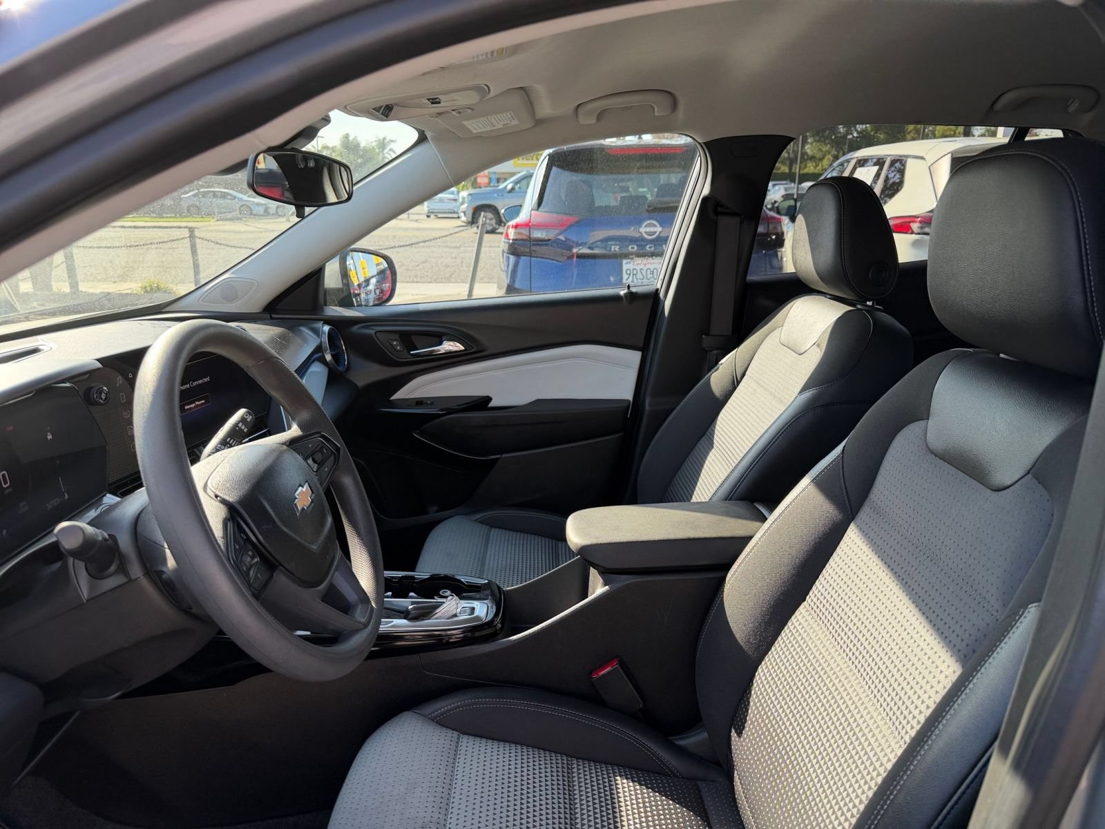 Used 2025 Chevrolet Trax LT FWD image 25
