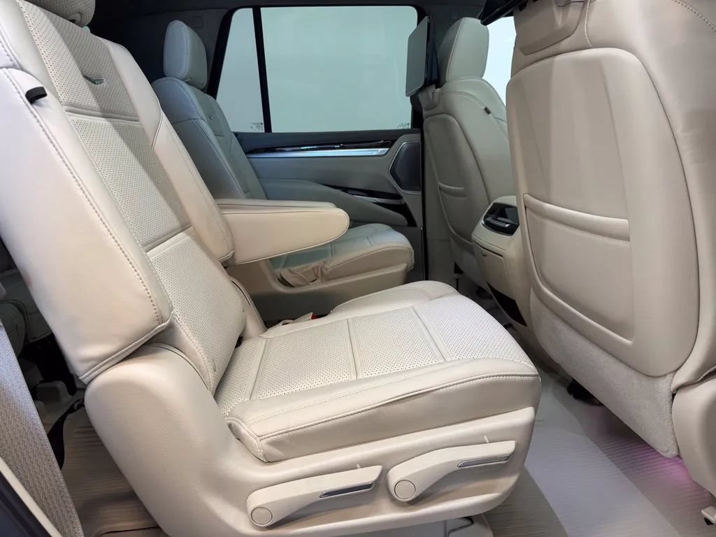New 2027 Cadillac Escalade Platinum Sport w/ LPO, Floor Liner Package AWD/4WD image 15