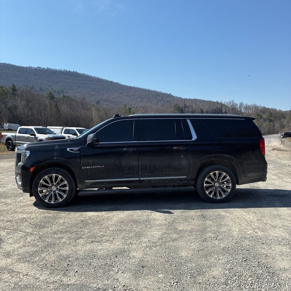 Used 2021 GMC Yukon XL Denali w/ Denali Premium Package image 4