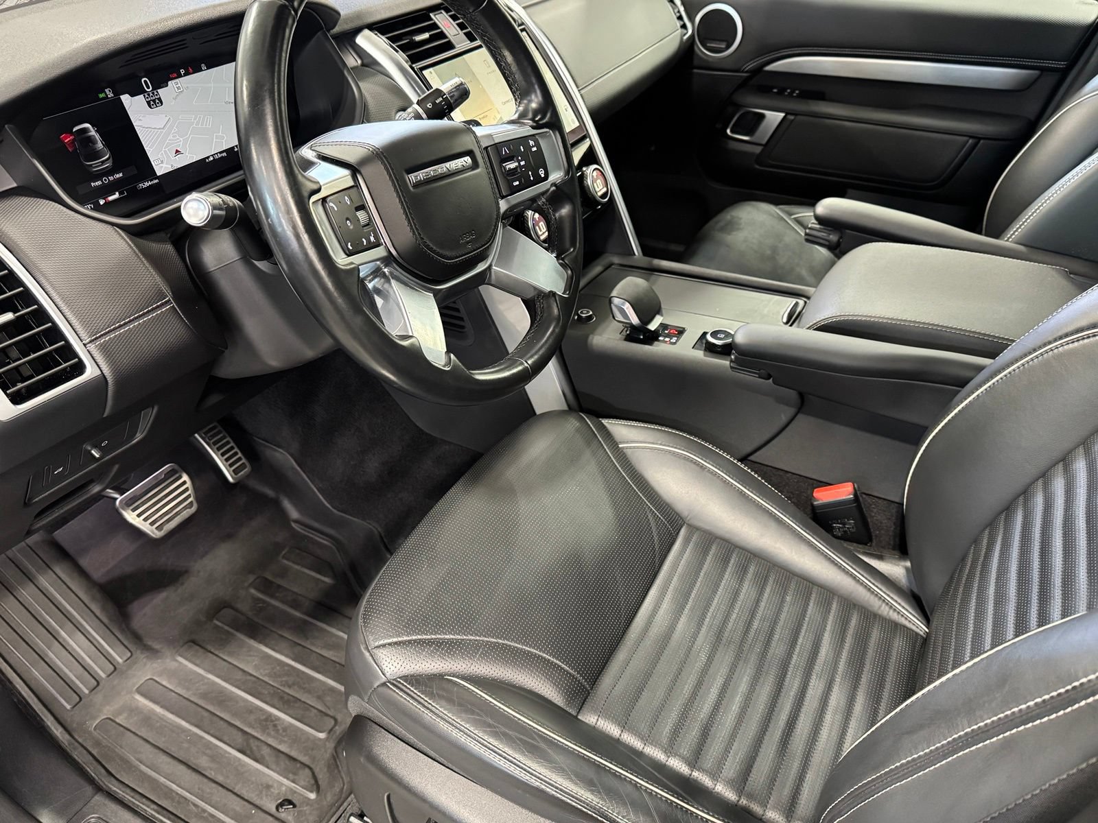 Used 2022 Land Rover Discovery HSE R-Dynamic AWD/4WD image 16