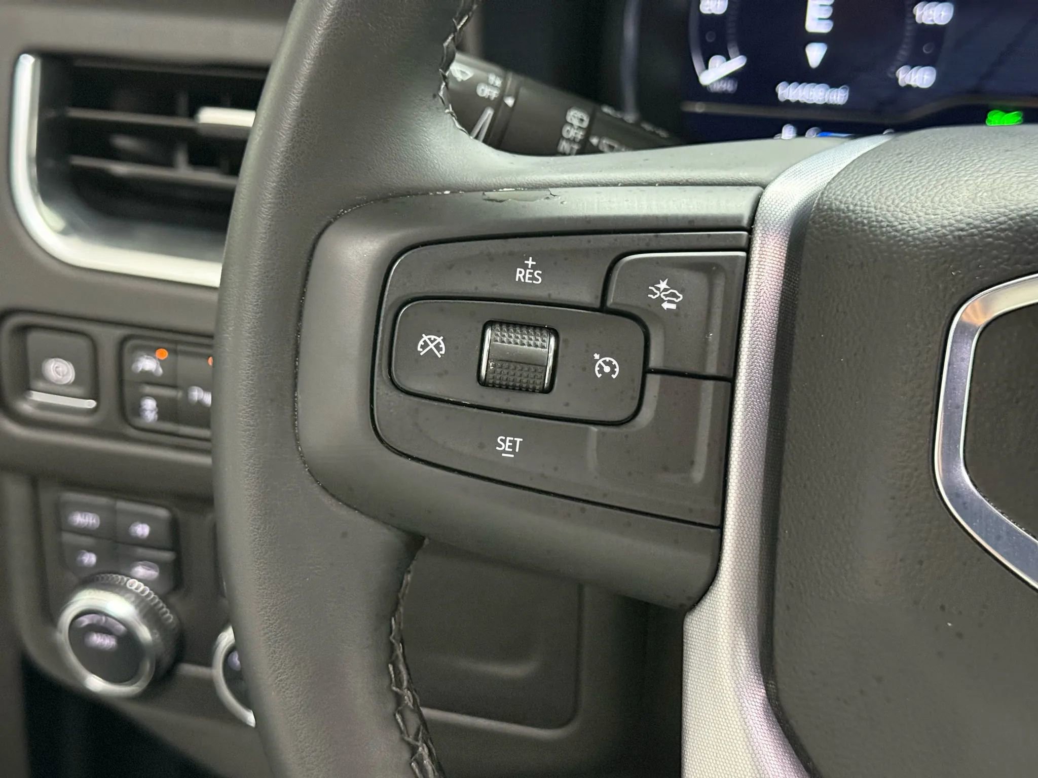 Used 2024 GMC Yukon SLT image 34