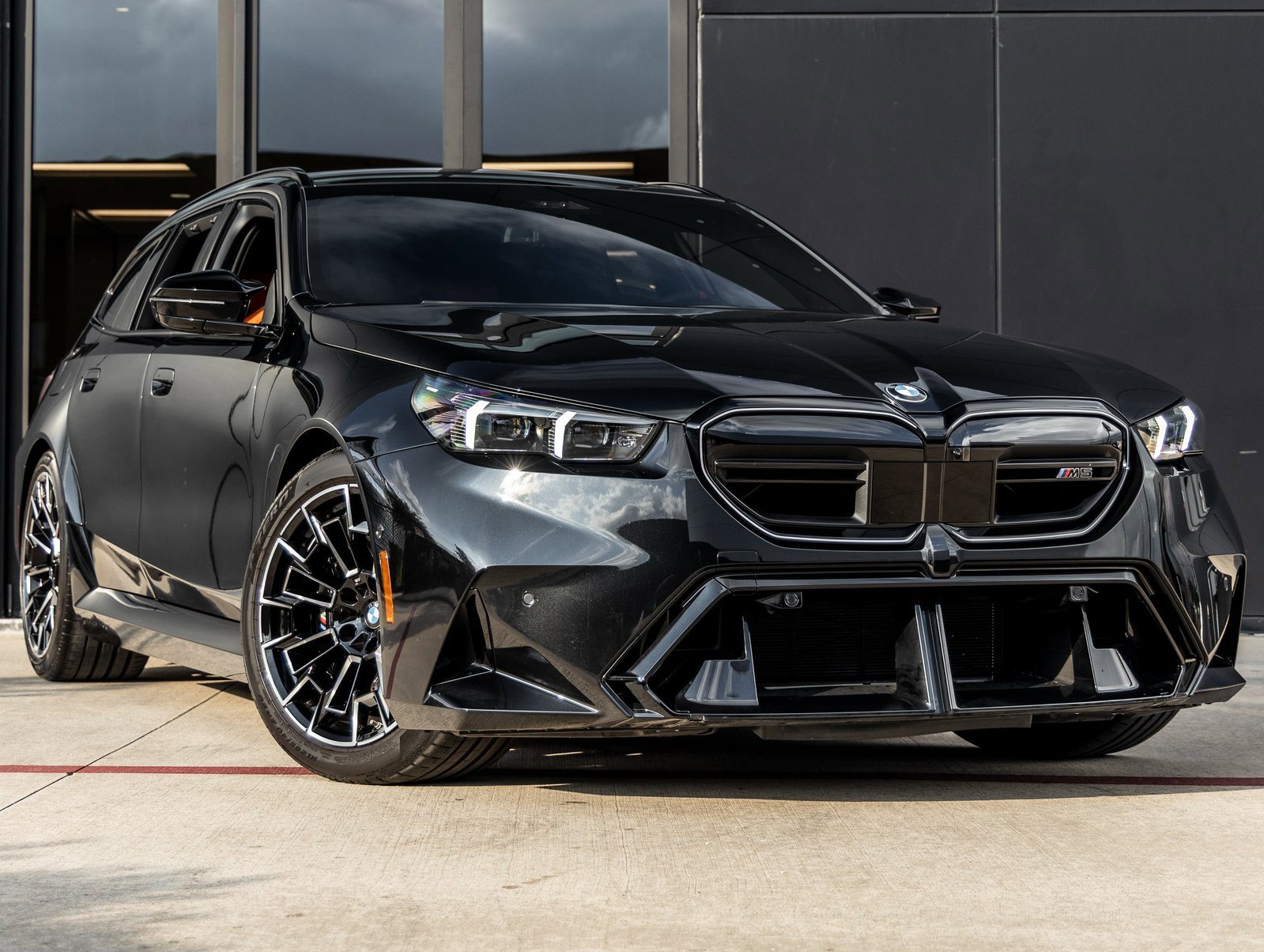 Used 2025 BMW M5 Touring image 2