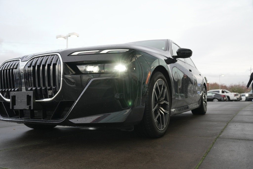 Used 2024 BMW 740i image 8