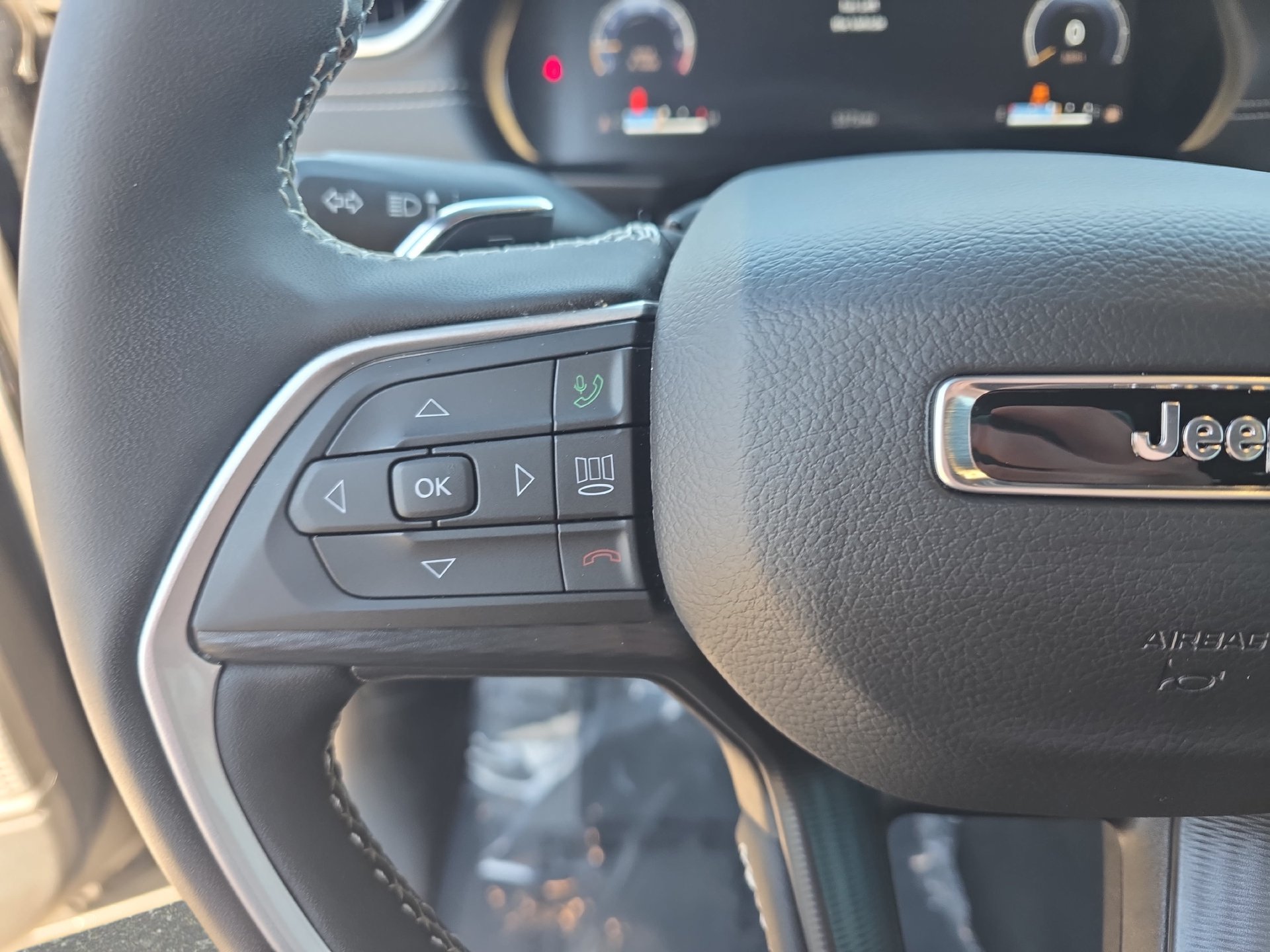 Used 2025 Jeep Grand Cherokee L Laredo w/ Luxury Tech Group I AWD/4WD image 17
