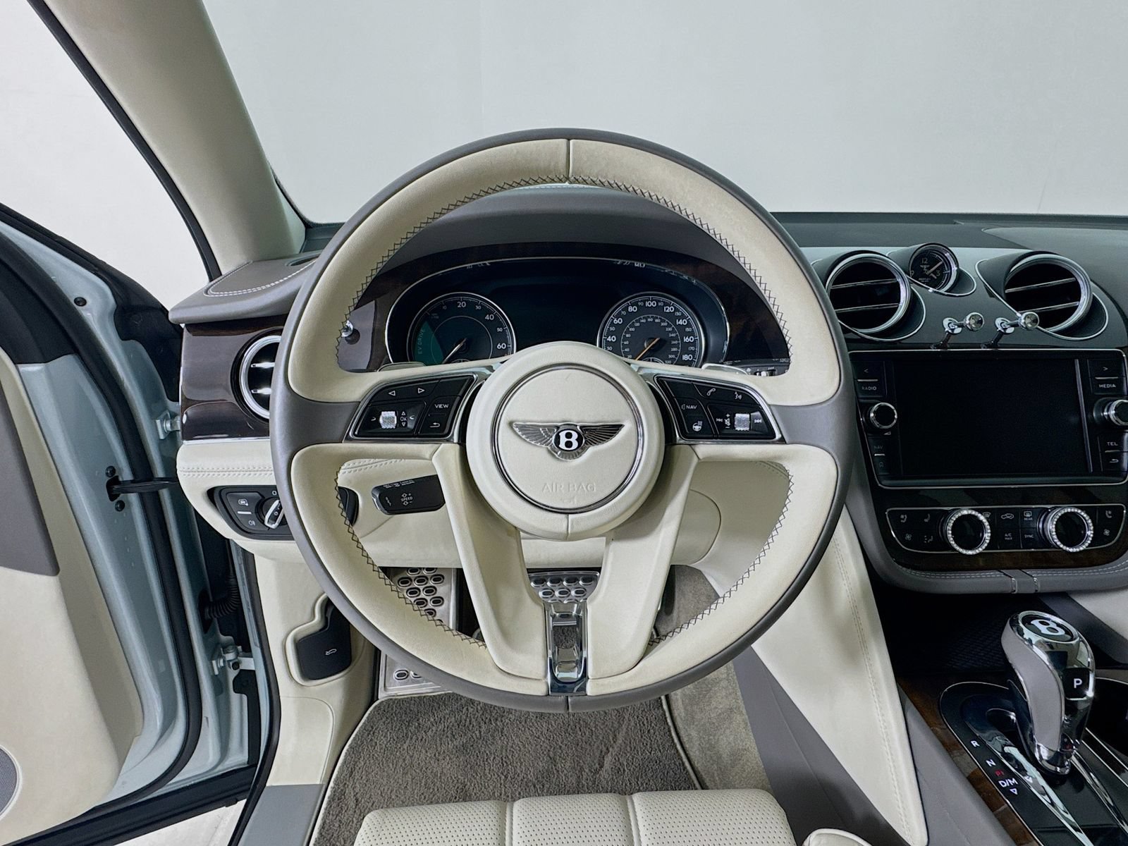 Certified 2020 Bentley Bentayga Plug-In Hybrid AWD/4WD image 12