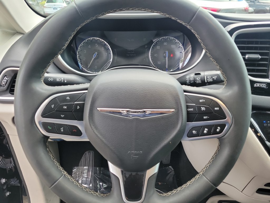 Used 2024 Chrysler Pacifica Touring-L FWD image 27