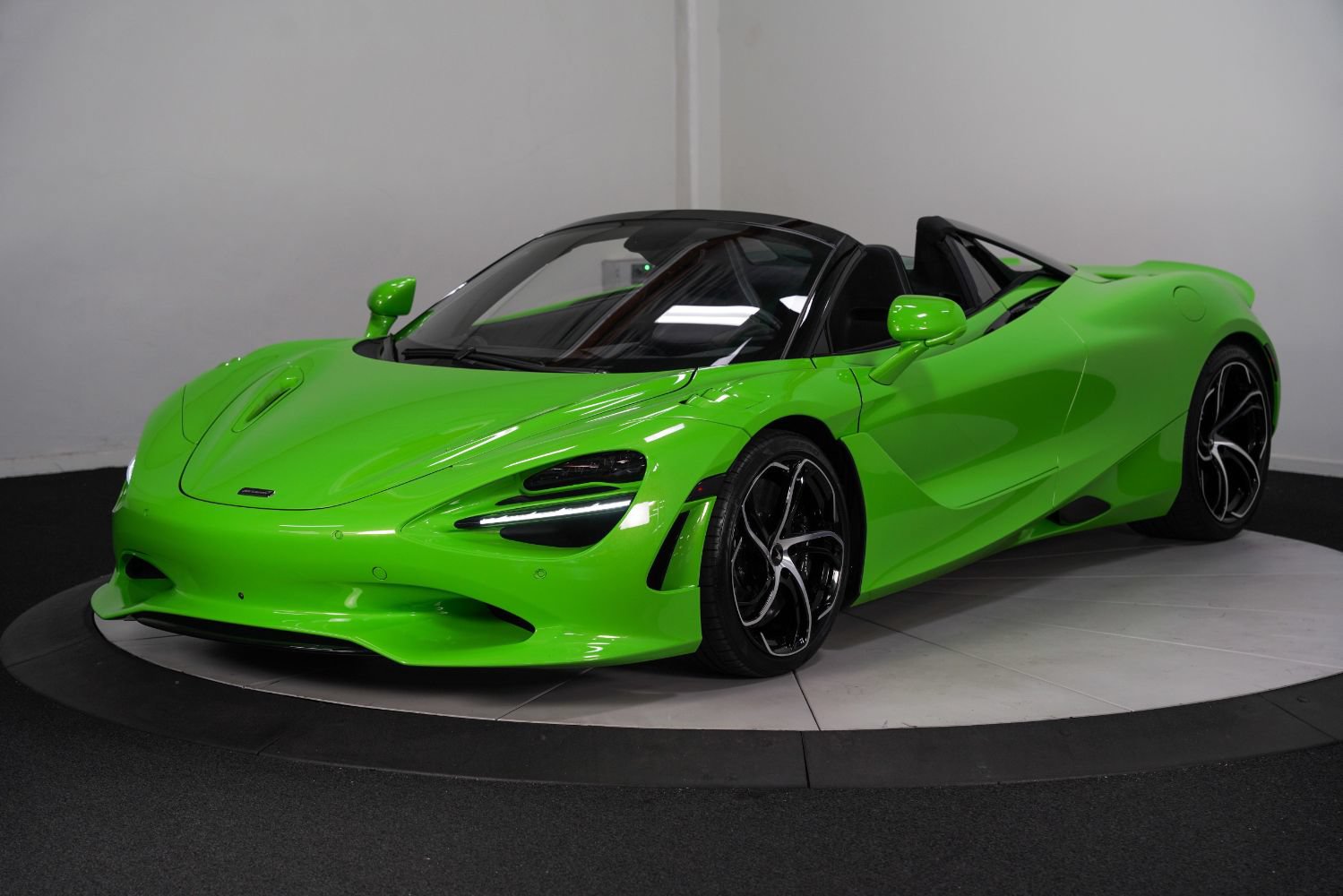 Used 2024 McLaren 750S Spider RWD image 4
