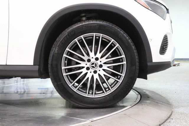 Used 2025 Mercedes-Benz GLC 300 4MATIC image 14
