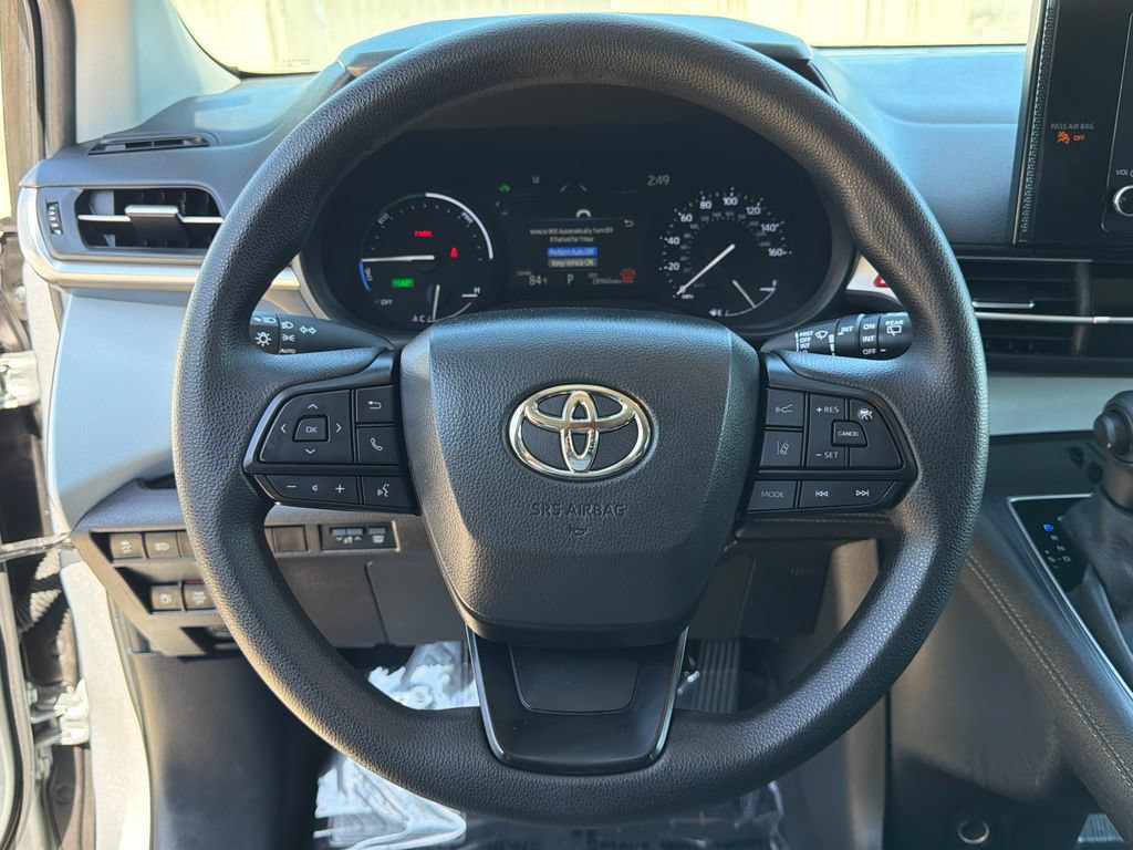 Used 2025 Toyota Sienna LE FWD image 24