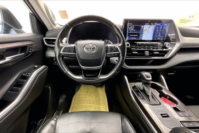 Used 2022 Toyota Highlander Platinum FWD image 4