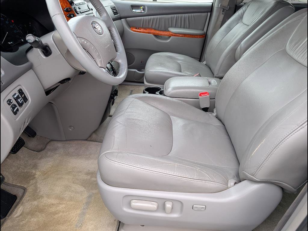 Used 2010 Toyota Sienna XLE image 9