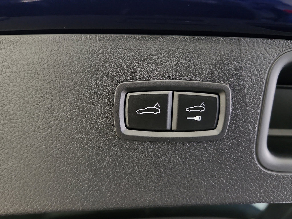 Used 2026 Porsche Macan AWD/4WD image 31