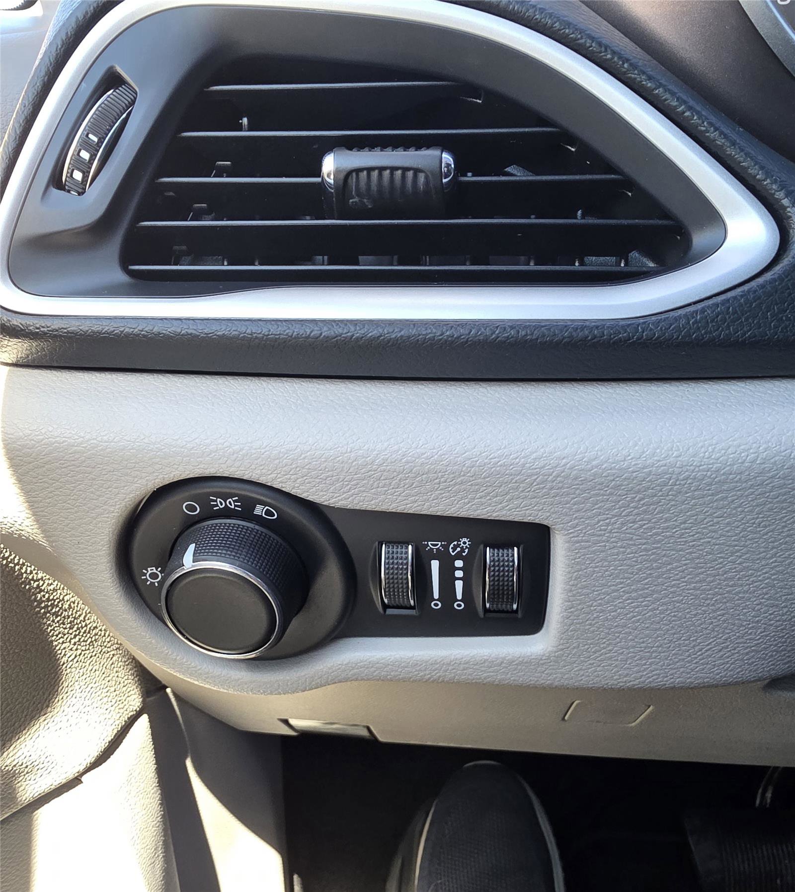 Used 2018 Chrysler Pacifica LX w/ Tire & Wheel Group FWD image 15