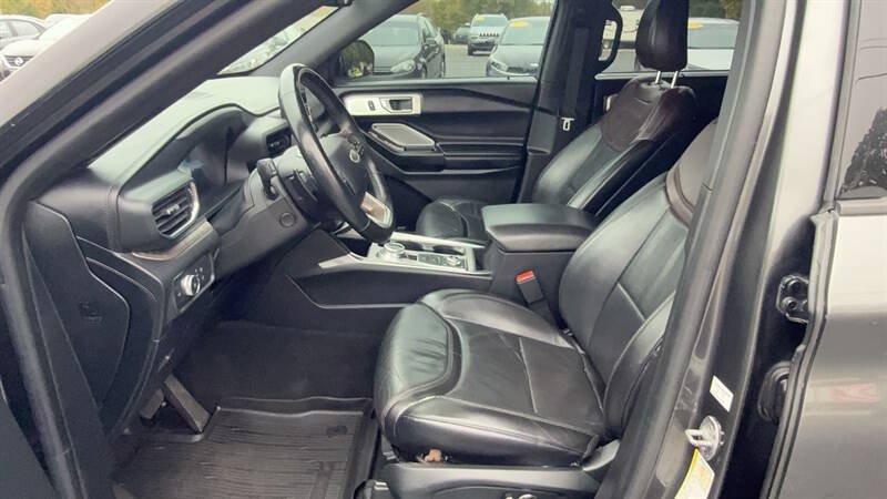 Used 2020 Ford Explorer Platinum w/ Premium Technology Package AWD/4WD image 16