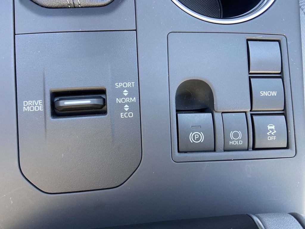 Used 2025 Toyota Highlander LE image 26