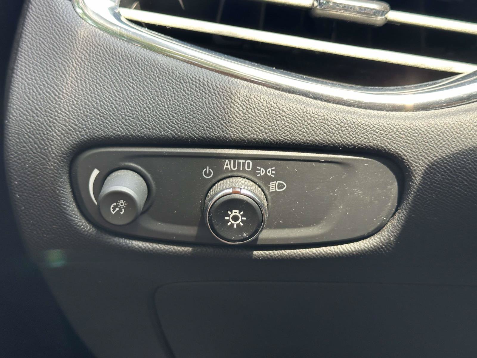 Used 2017 Chevrolet Malibu LT FWD image 32