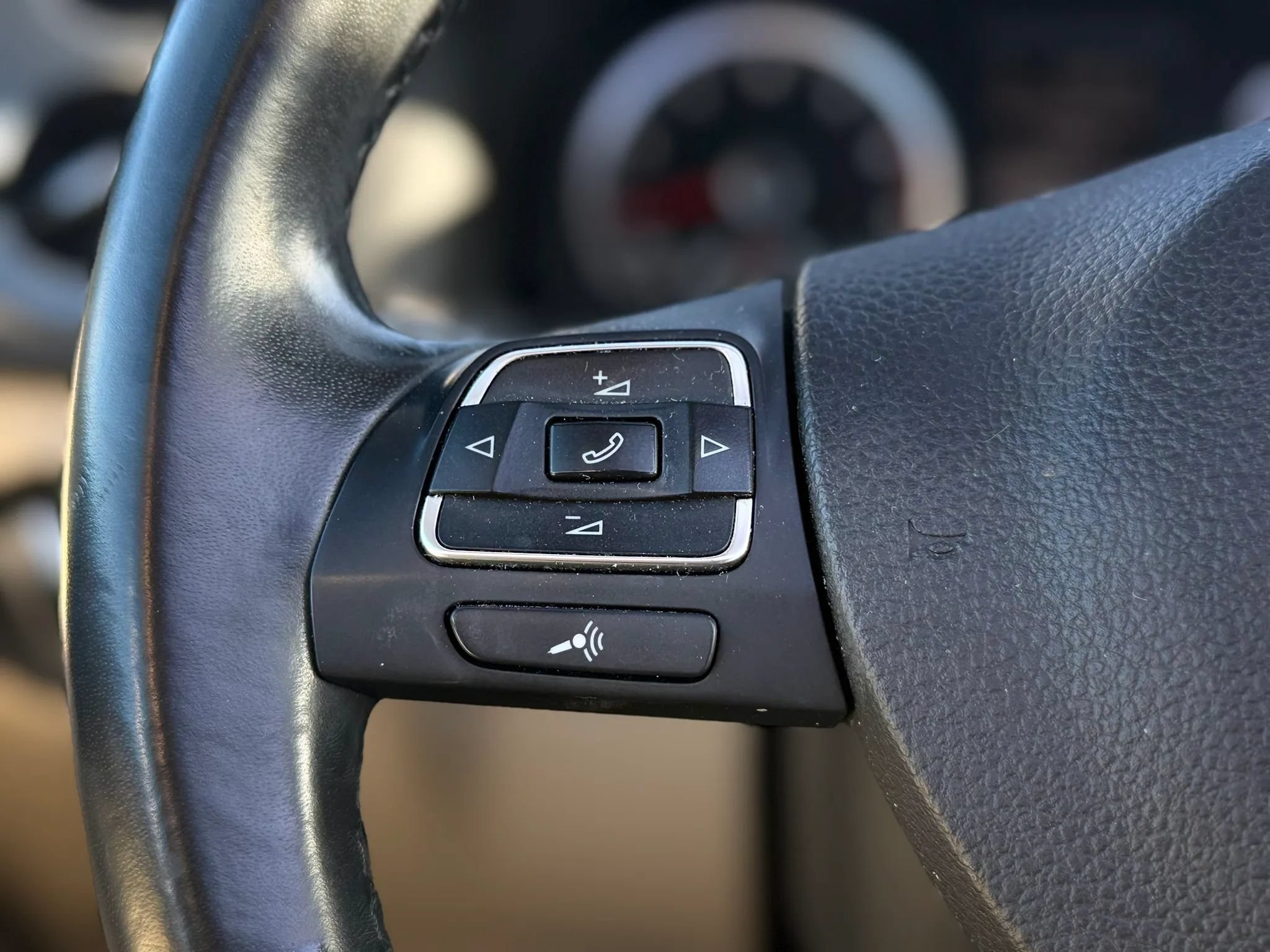 Used 2014 Volkswagen Tiguan SEL FWD image 32