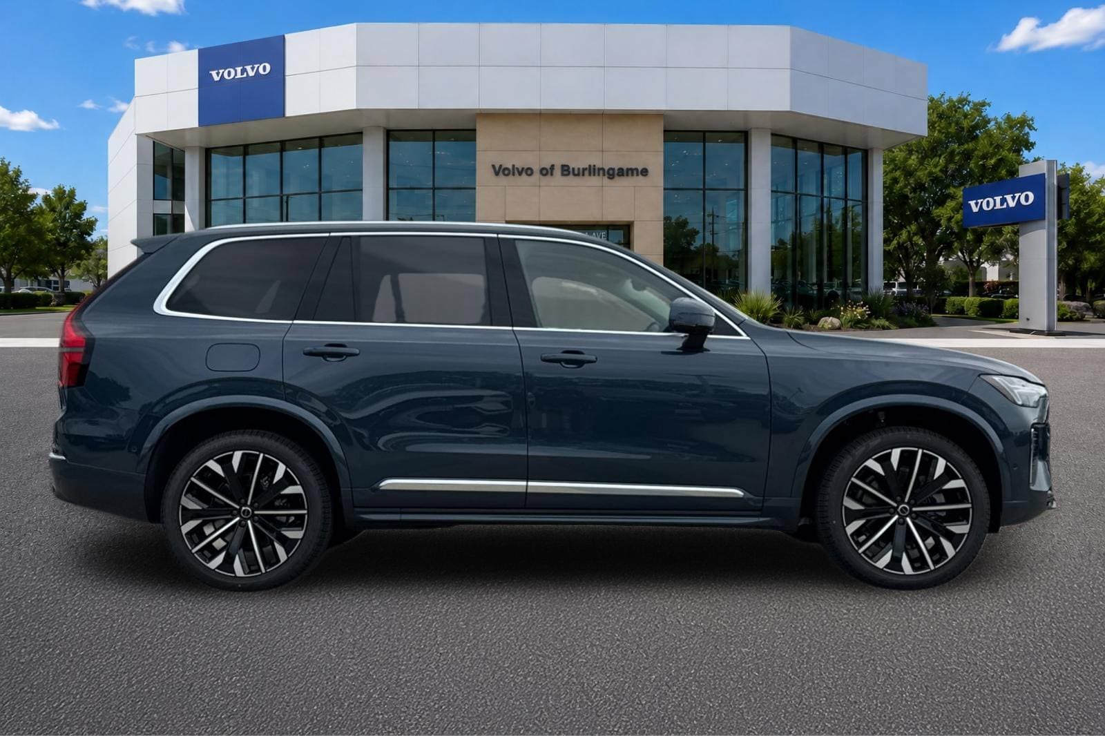 New 2026 Volvo XC90 B5 Plus w/ Protection Package AWD/4WD image 2