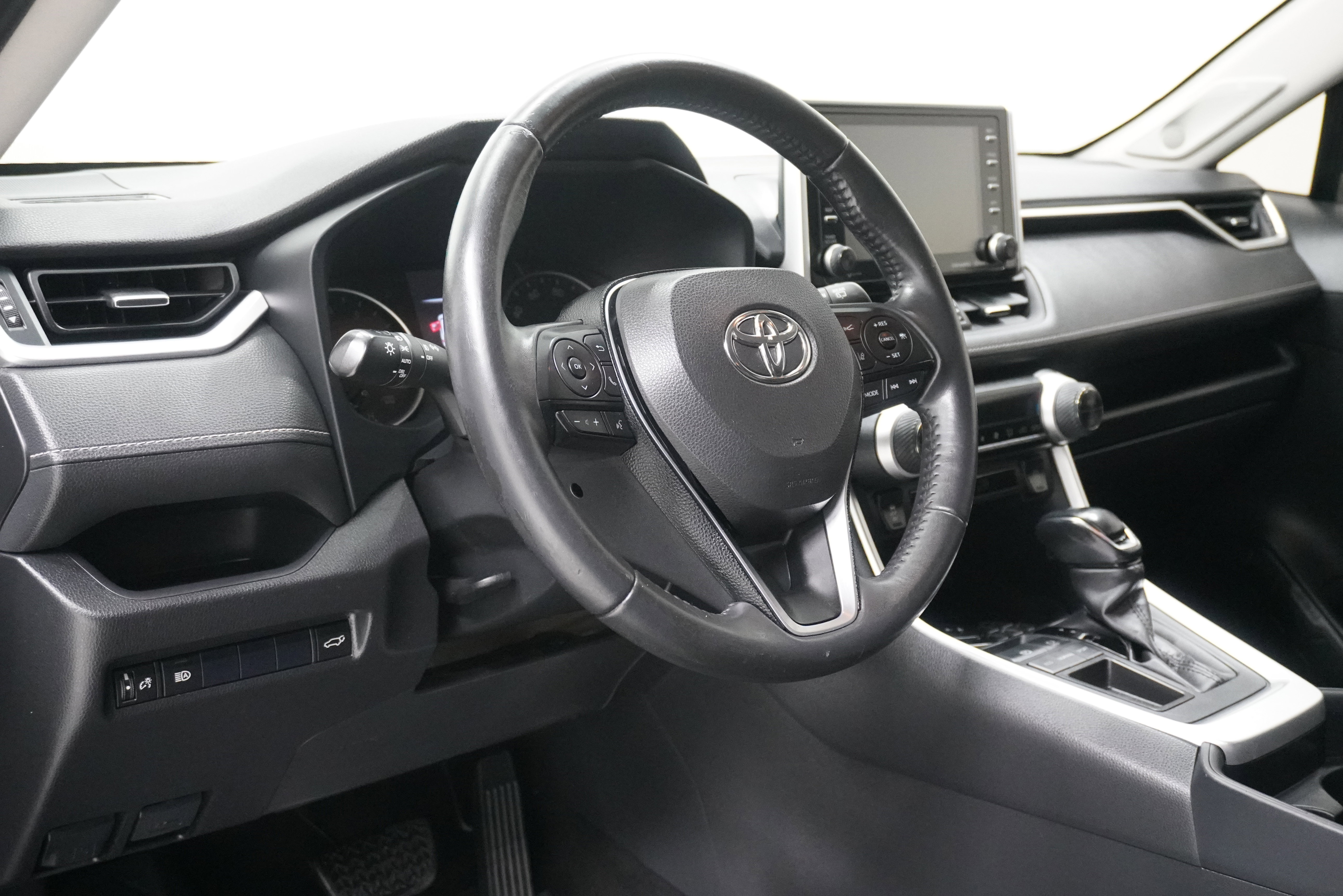 Used 2020 Toyota RAV4 XLE Premium image 9