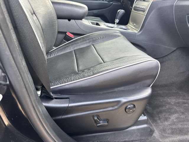 Used 2012 Jeep Grand Cherokee Overland w/ Trailer Tow Group RWD image 12