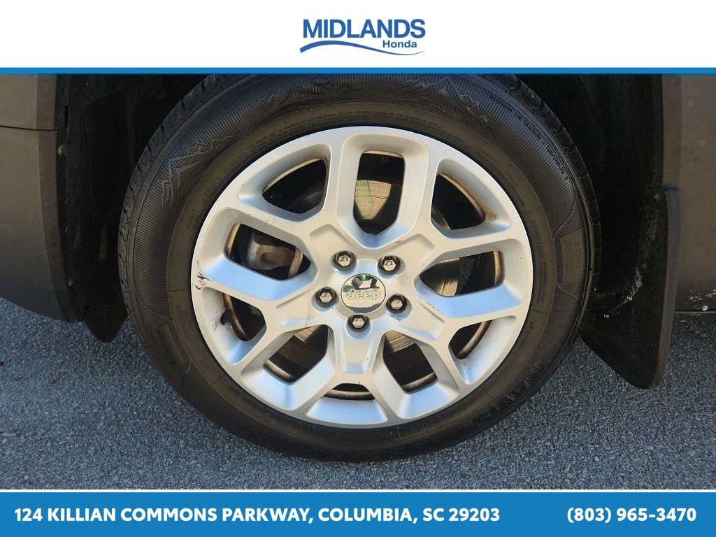 Used 2018 Jeep Renegade Latitude FWD image 19