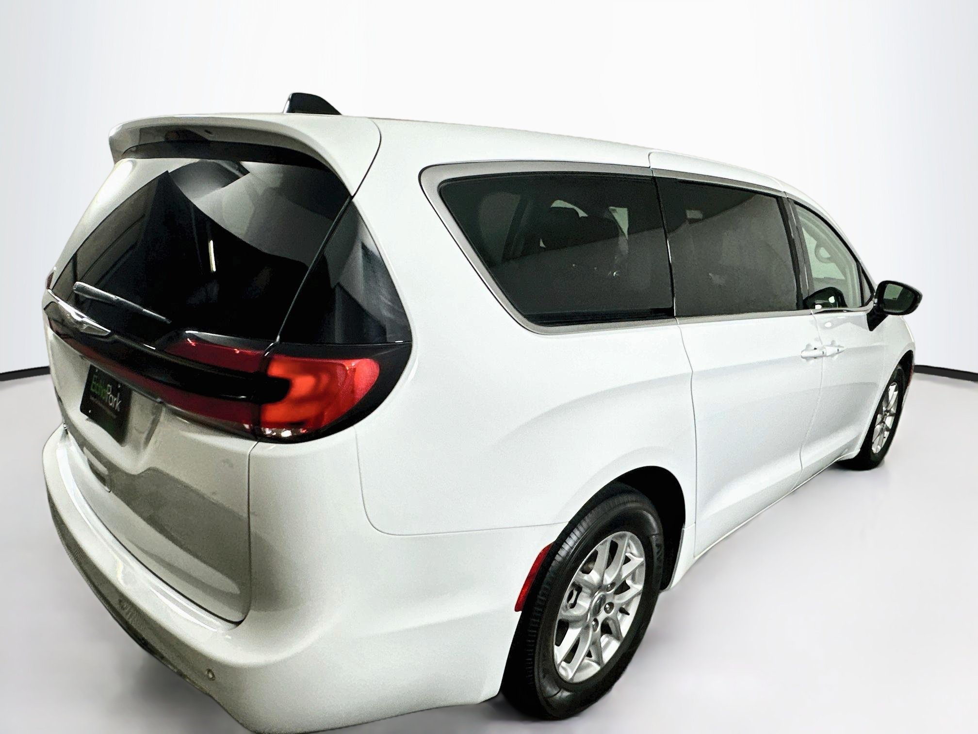 Used 2024 Chrysler Pacifica Touring-L FWD image 9