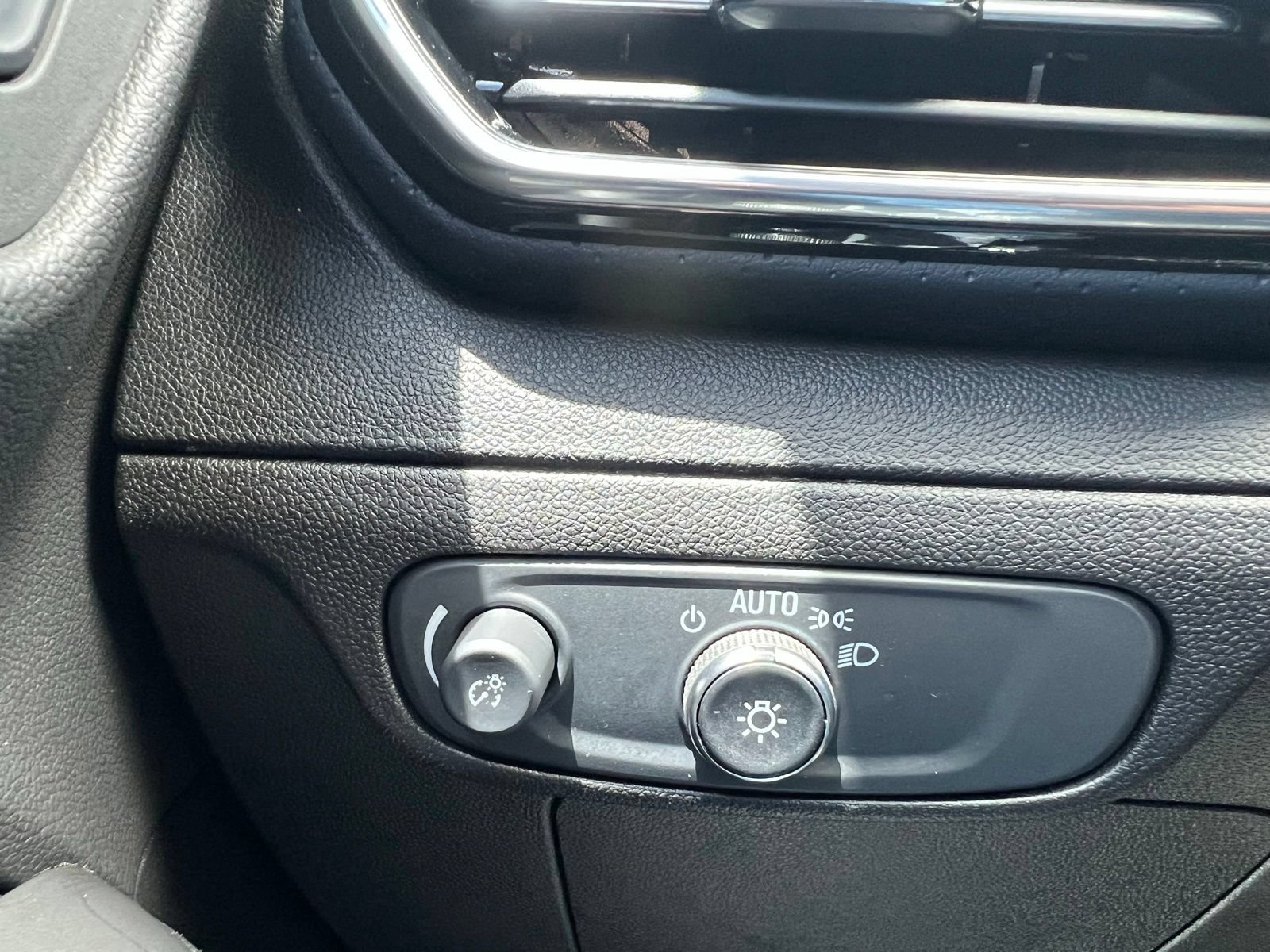 Used 2022 Chevrolet Bolt EUV Premier w/ Super Cruise Package FWD image 31