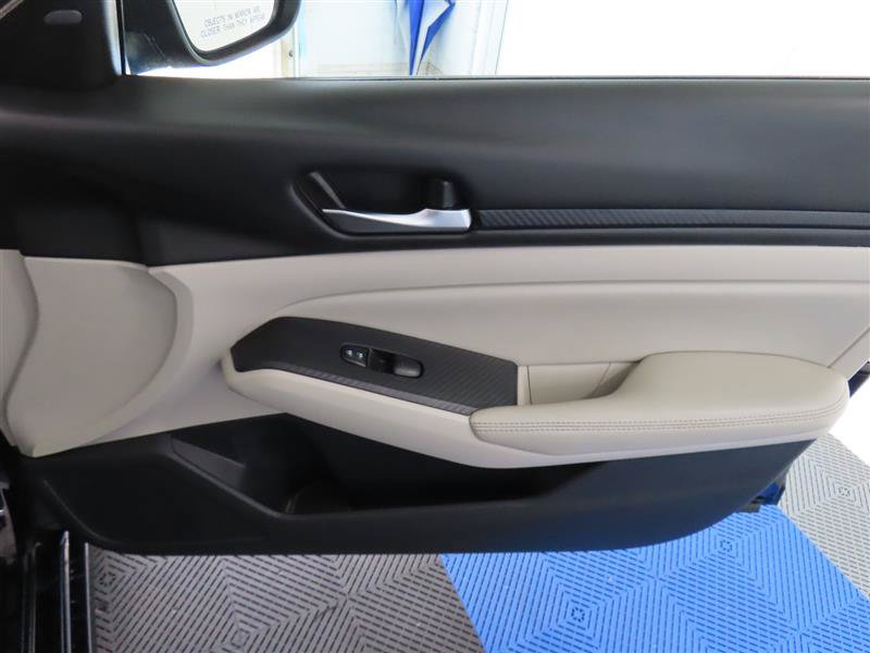 Used 2025 Nissan Altima 2.5 SV FWD image 32