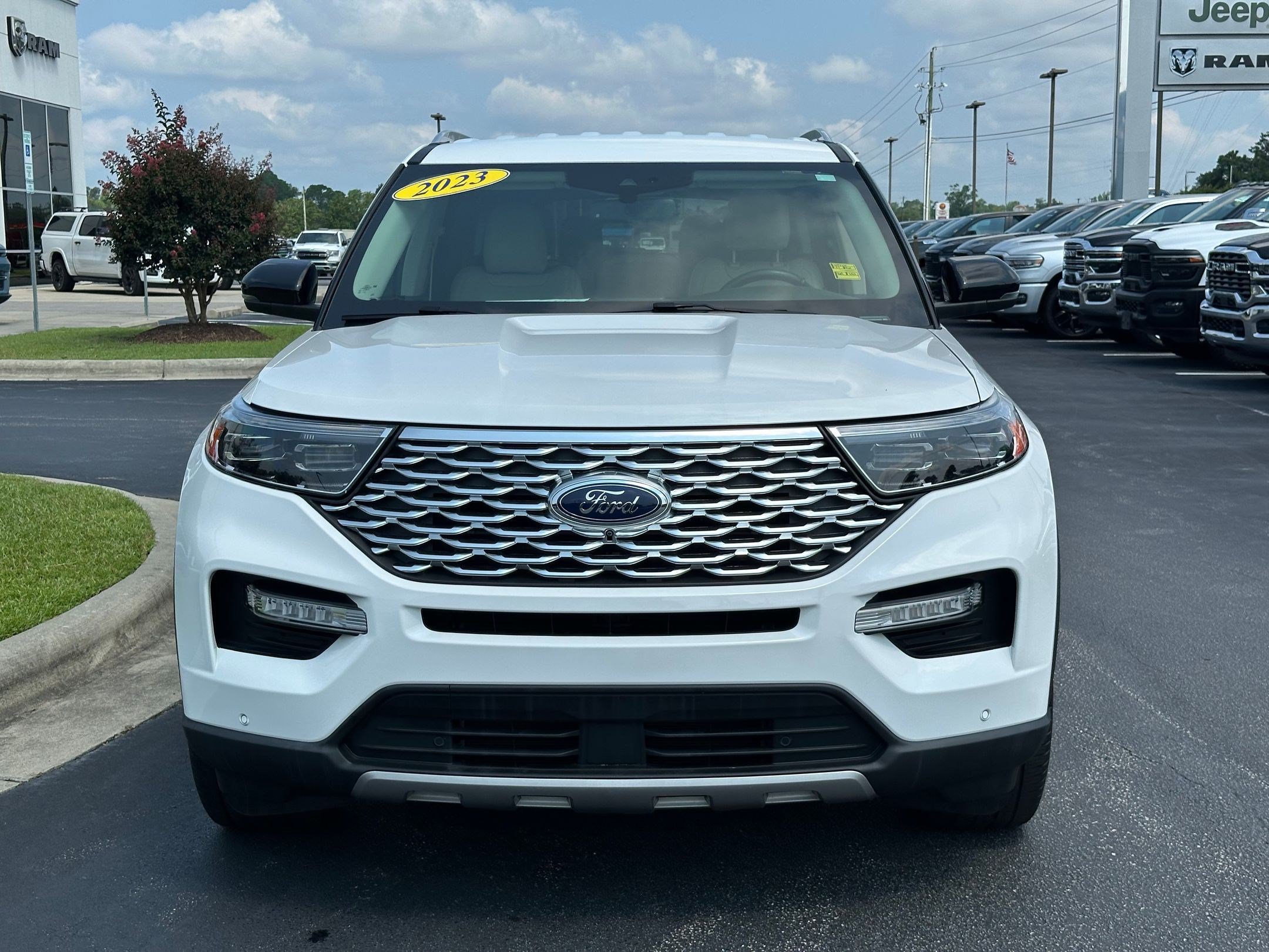 Used 2023 Ford Explorer Platinum AWD/4WD image 2