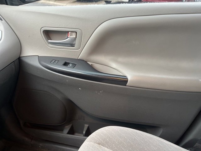 Used 2015 Toyota Sienna LE image 19