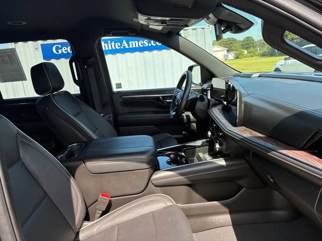 Used 2025 Chevrolet Suburban Premier AWD/4WD image 21