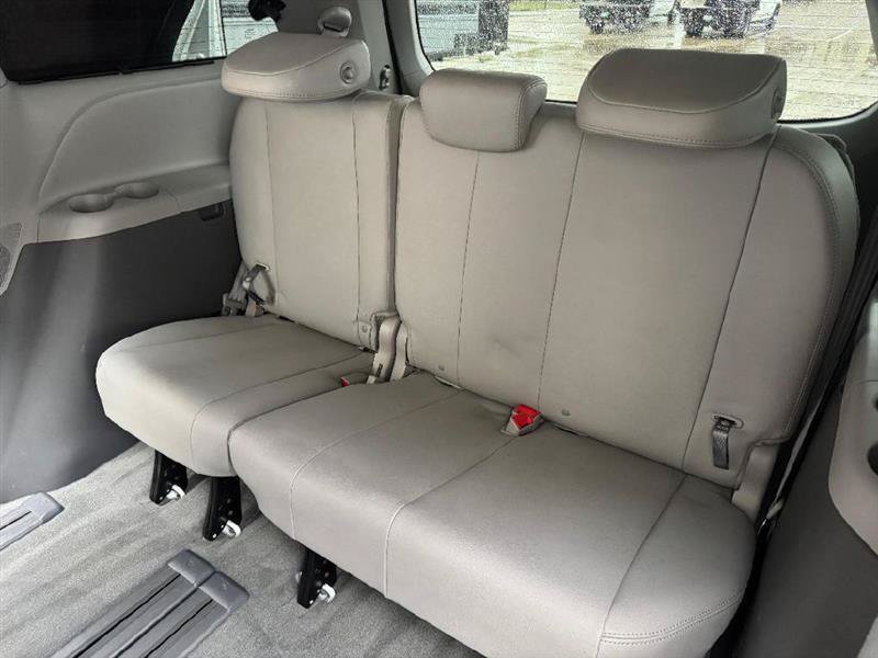 Used 2018 Toyota Sienna XLE Premium FWD image 30