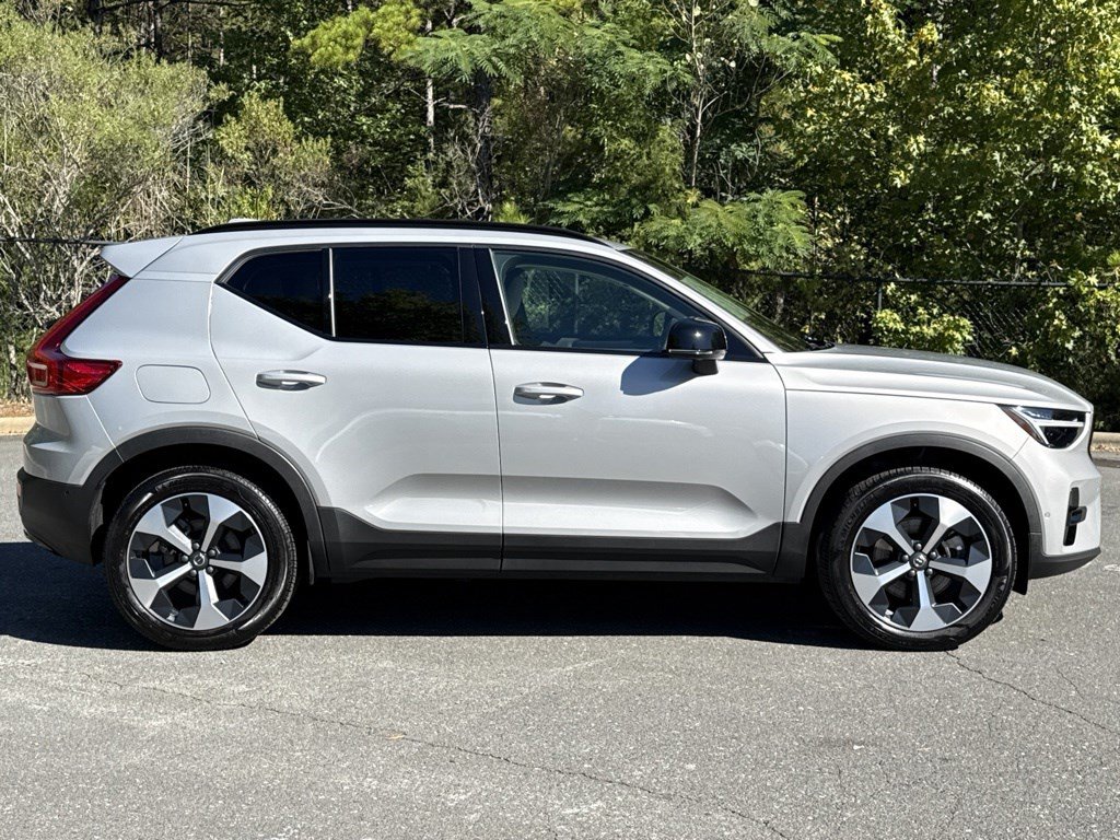 Used 2025 Volvo XC40 B5 Plus AWD/4WD image 8