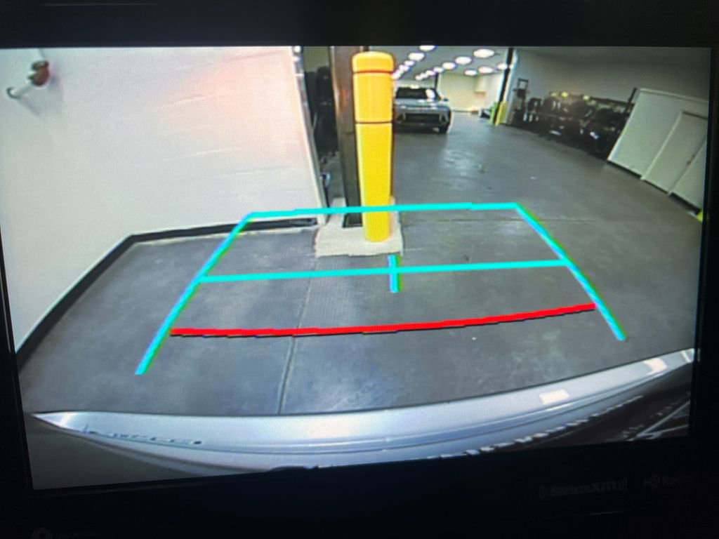 Used 2020 Toyota Highlander XLE image 21