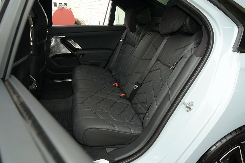 Used 2023 BMW 760i xDrive image 24