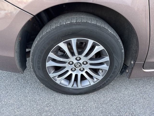 Used 2018 Toyota Sienna XLE w/ XLE Navigation Package image 9