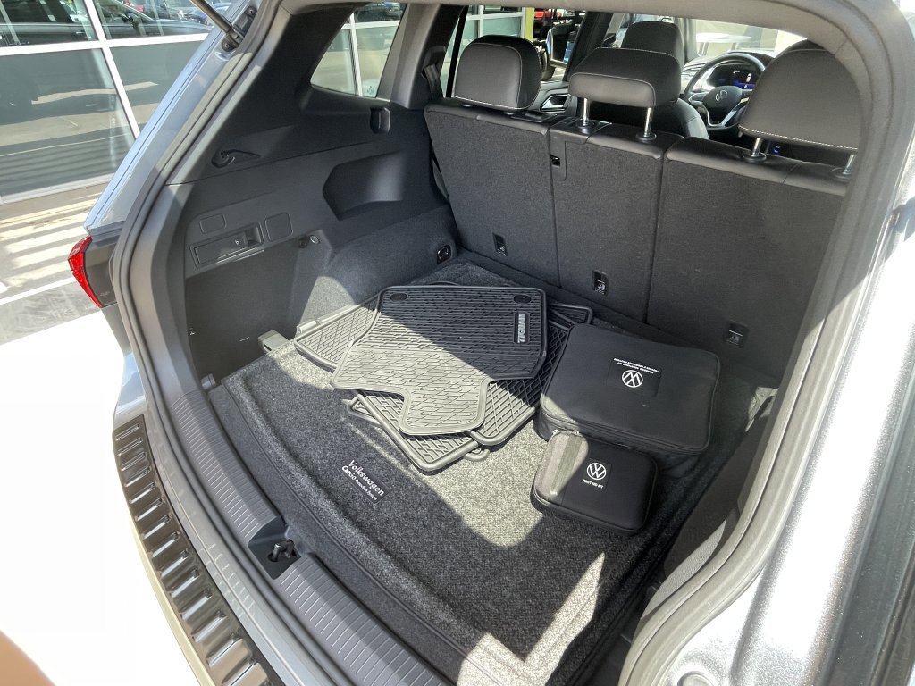 Used 2023 Volkswagen Tiguan SE R-Line image 14