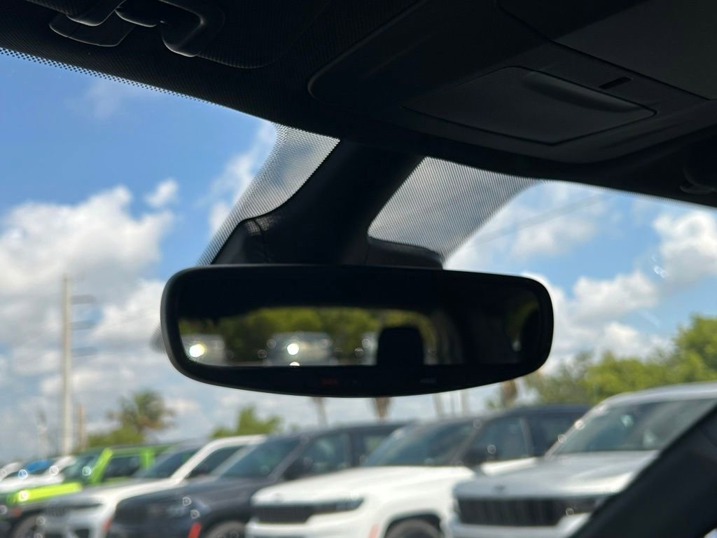 New 2025 Chrysler Pacifica Select w/ Uconnect Theater Family Group image 42