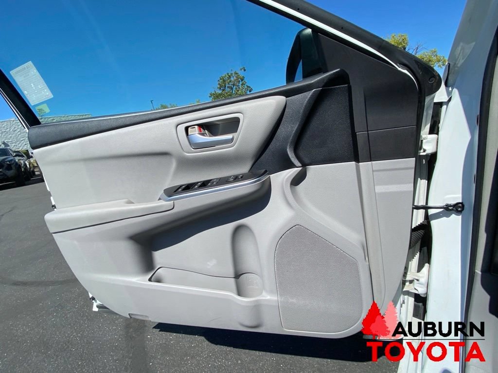 Used 2015 Toyota Camry LE FWD image 31