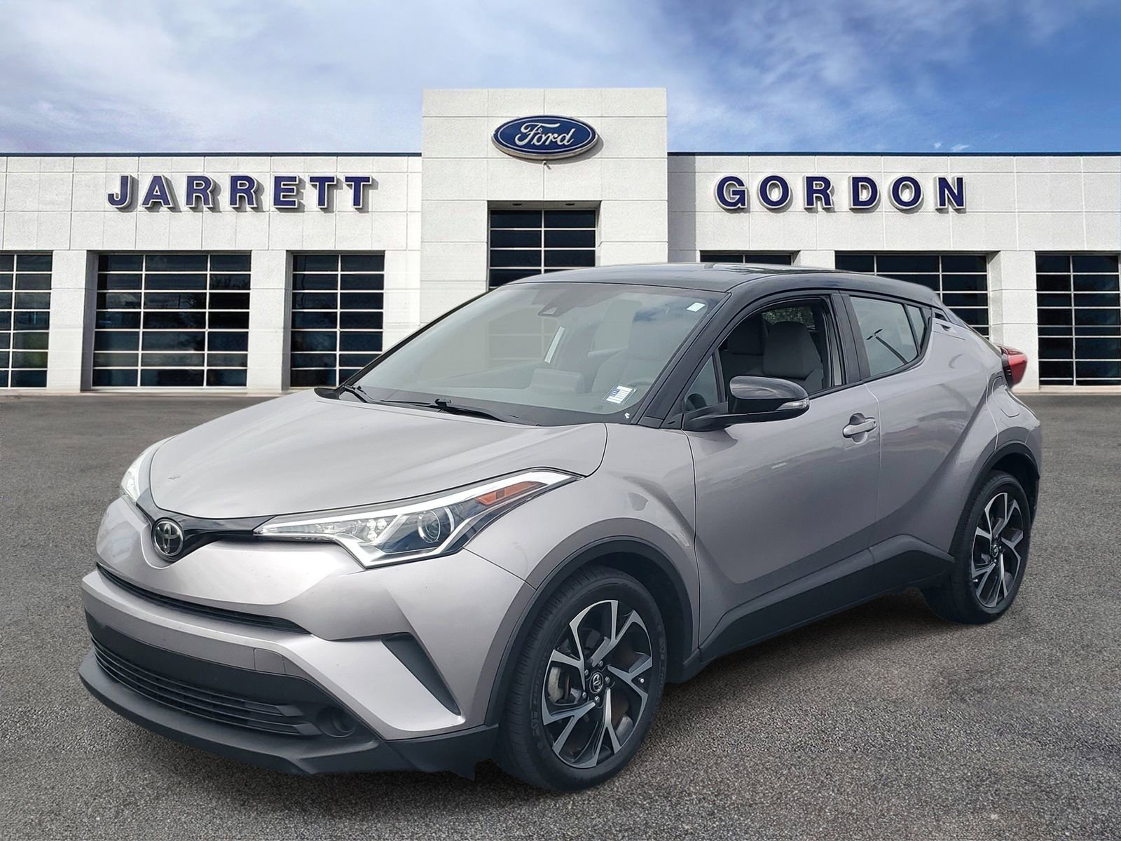 Used 2019 Toyota C-HR XLE FWD image 2