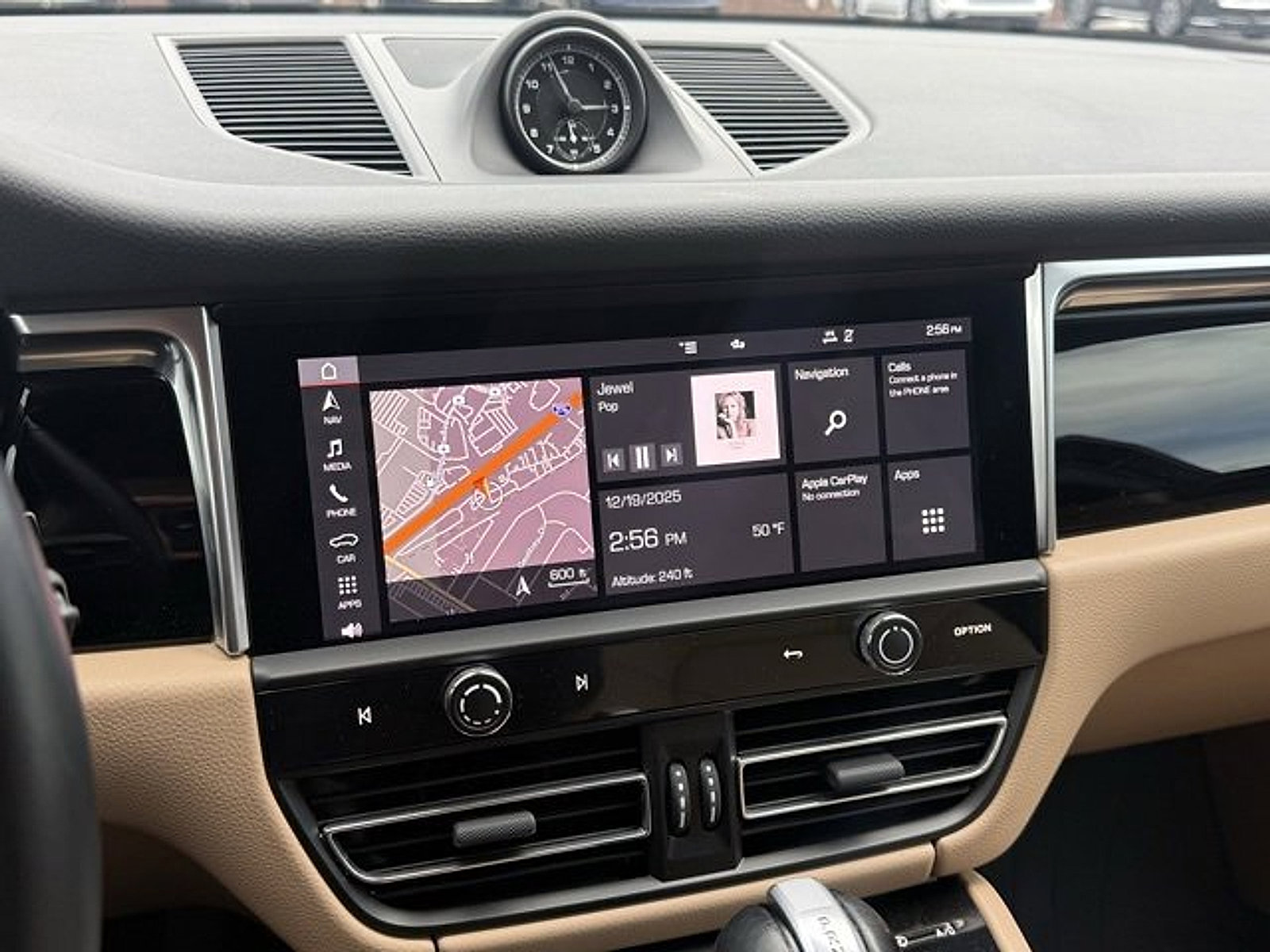 Used 2023 Porsche Macan Turbo image 19