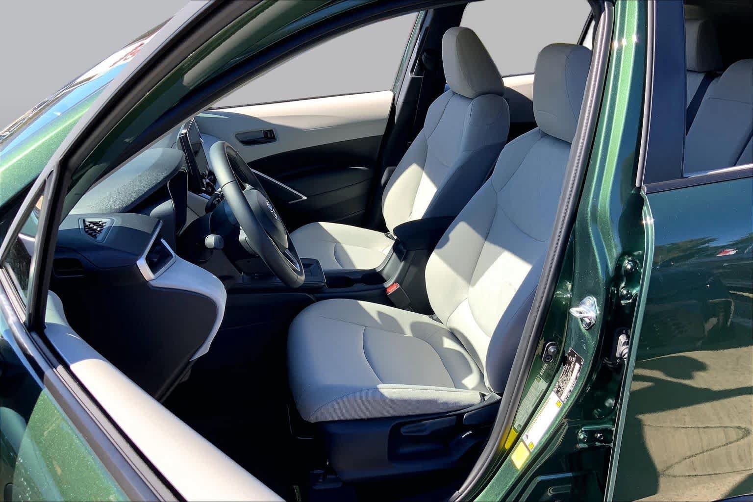 Used 2026 Toyota Corolla Cross LE FWD image 8