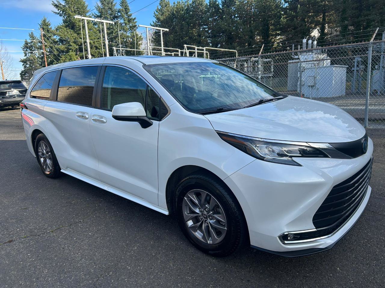 Used 2023 Toyota Sienna XLE AWD/4WD image 3
