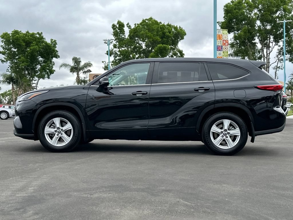 Used 2023 Toyota Highlander LE AWD/4WD image 6