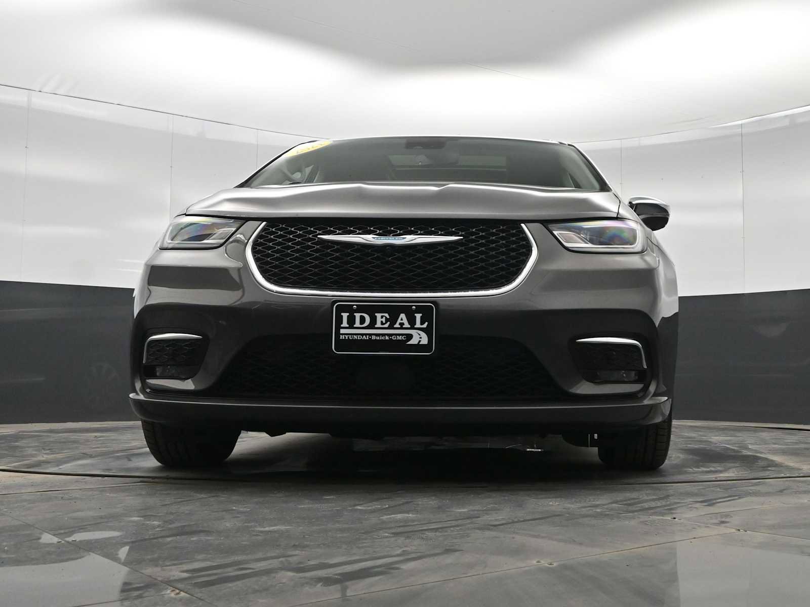 Used 2021 Chrysler Pacifica Limited w/ Uconnect Theater Family Group image 31