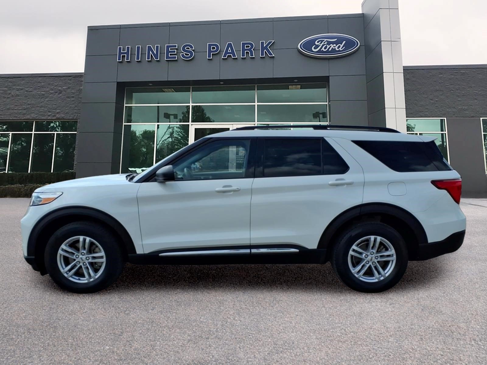 Certified 2023 Ford Explorer XLT w/ Equipment Group 202A AWD/4WD image 4