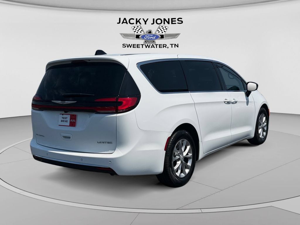 Used 2026 Chrysler Pacifica Limited FWD image 5