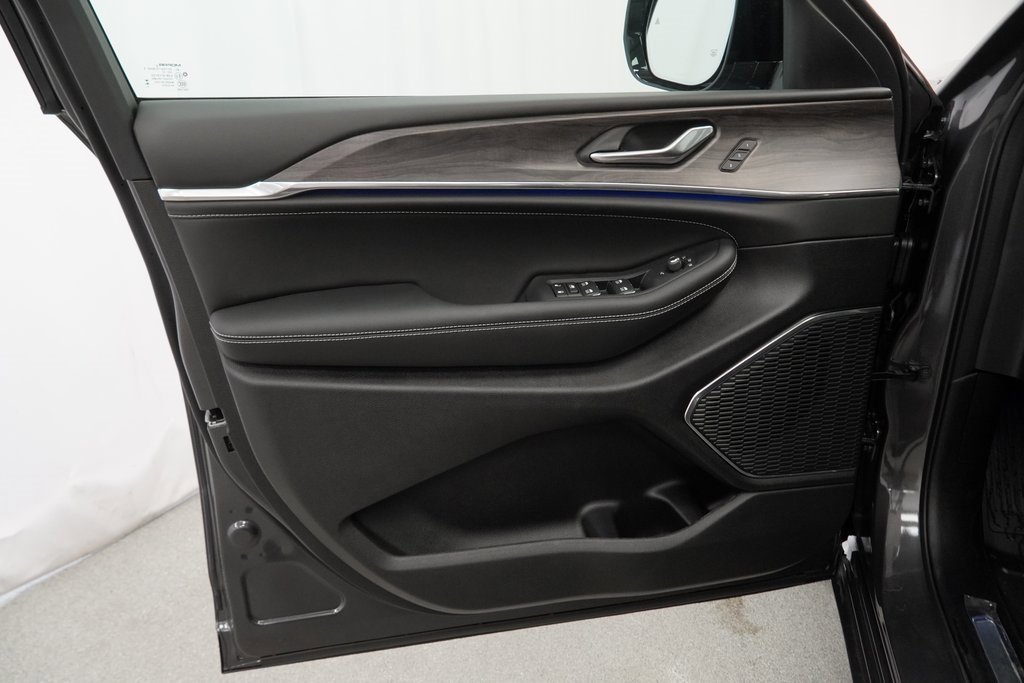 New 2025 Jeep Grand Cherokee Overland w/ Trailer Tow Package image 28